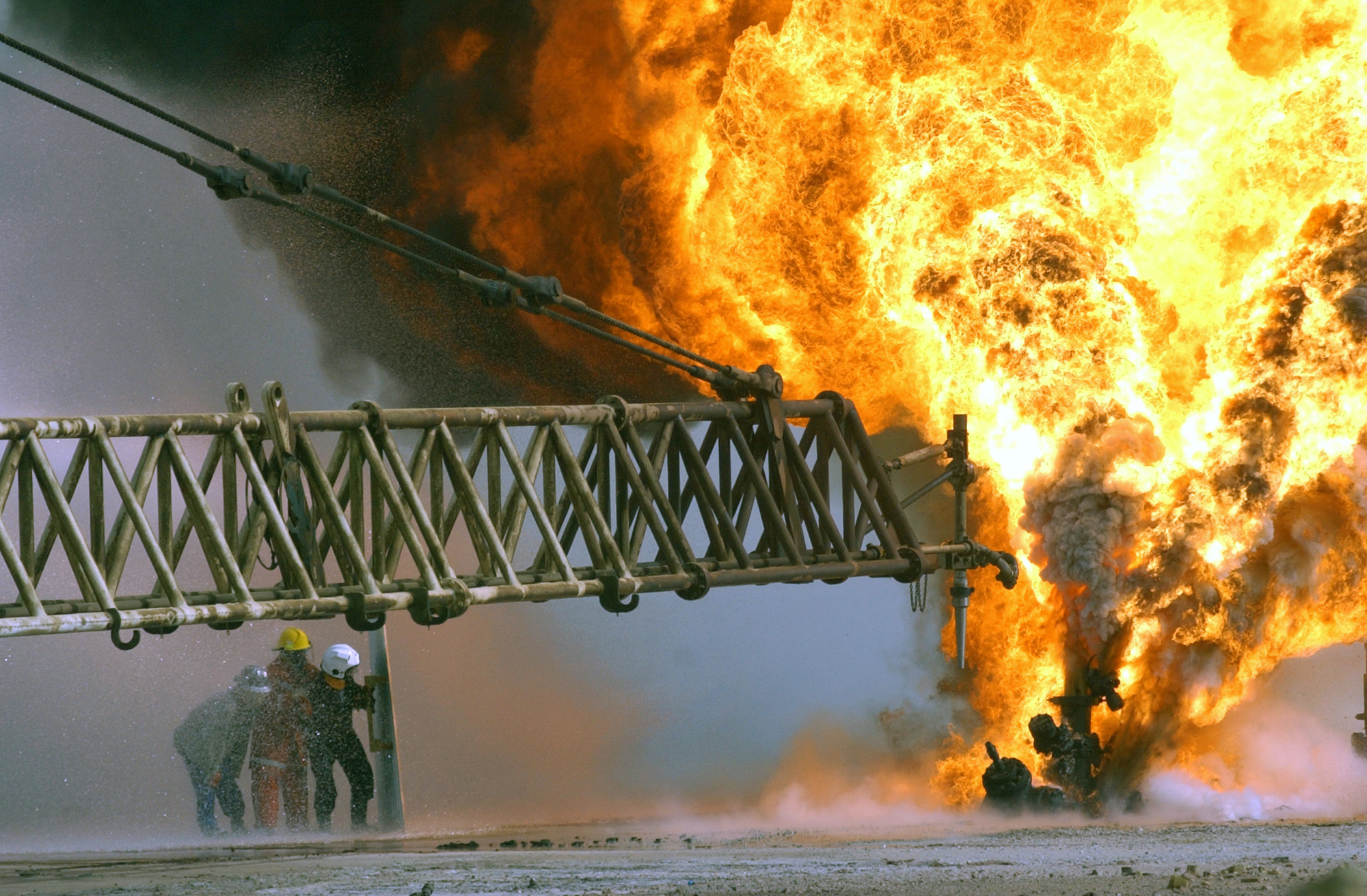 Аварии на буровой. Горящая нефтяная скважина в Ираке 2003. Пожары на месторождениях нефти в Кувейте. Тушение нефтяной скважины. Тушение пожара на скважине.