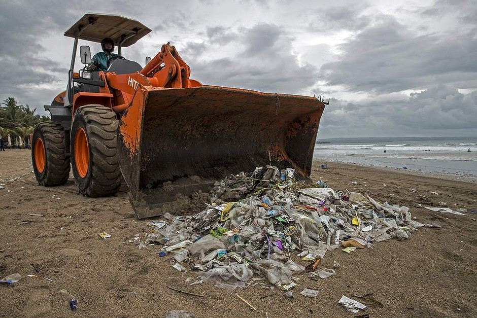 Trash heroes and scavenger apps battle Bali 'garbage emergency'