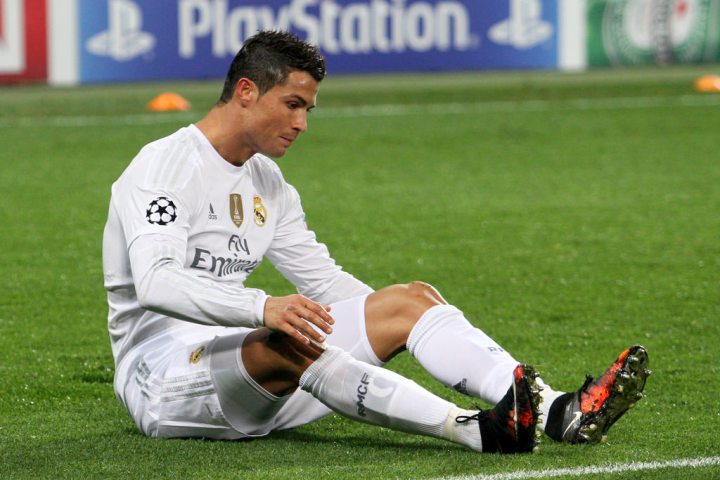 Soccer-Ronaldo rubbishes Super League idea, defends Barcelona season