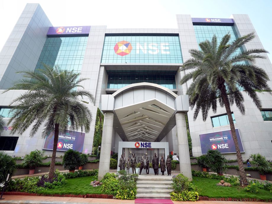 Indian Stock Indices Surge Amid IT Rally; Oil, Gold Prices Fluctuate