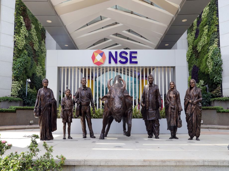 Indian markets end higher amid global weakness; autos, financials and oil & gas lead recovery