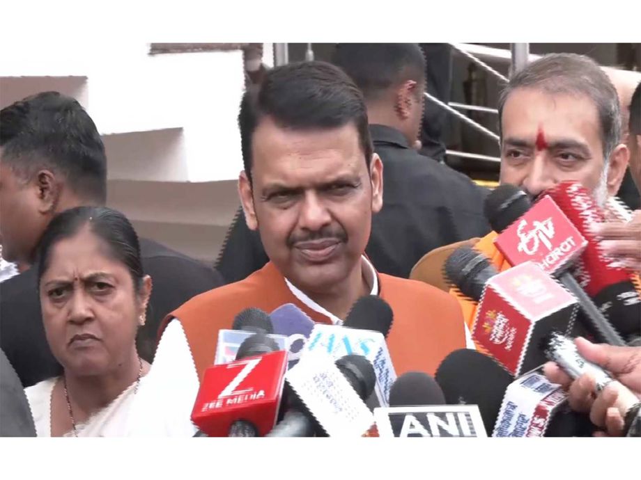 Fadnavis Criticizes Rahul Gandhi's 'Chhatron Ki Goonj' as Controlled Dialogue