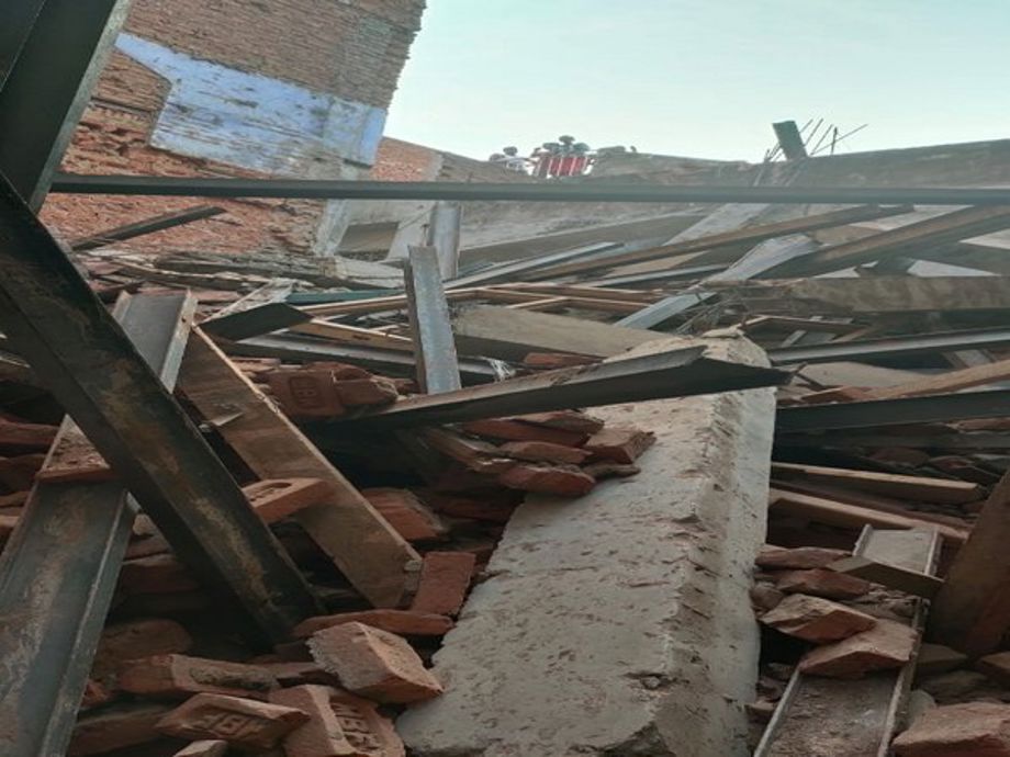 Building collapse: Delhi govt announces Rs 5 lakh for family of minor ...