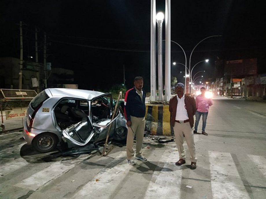 Karnataka: 3 dead, 2 injured after car rams into road divider in ...