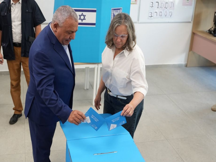 “Taking Israel onto a new path”: Gadi Eisenkot casts vote in Knesset ...