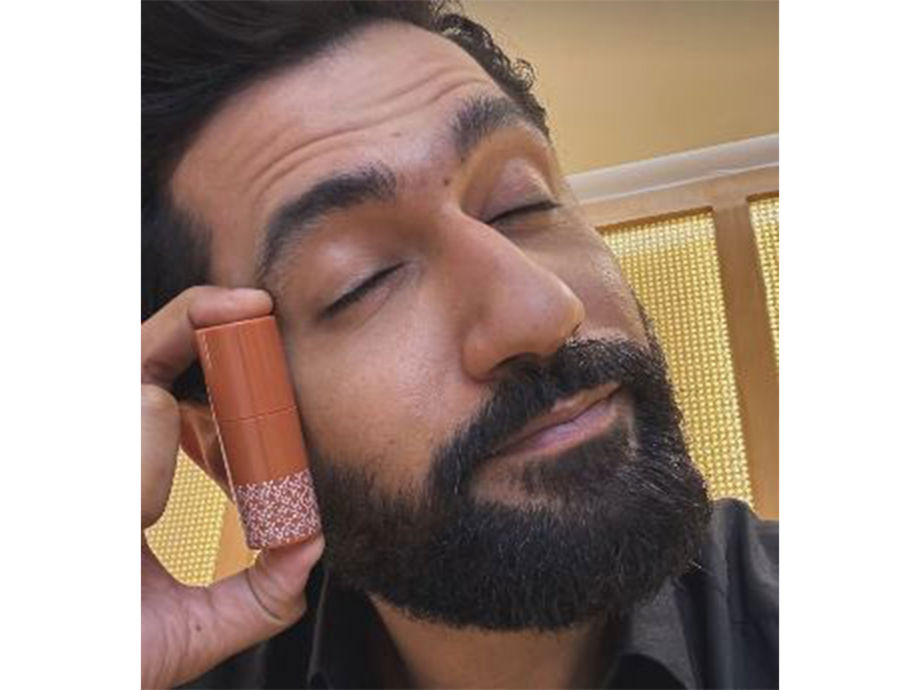 Vicky Kaushal flaunts his 