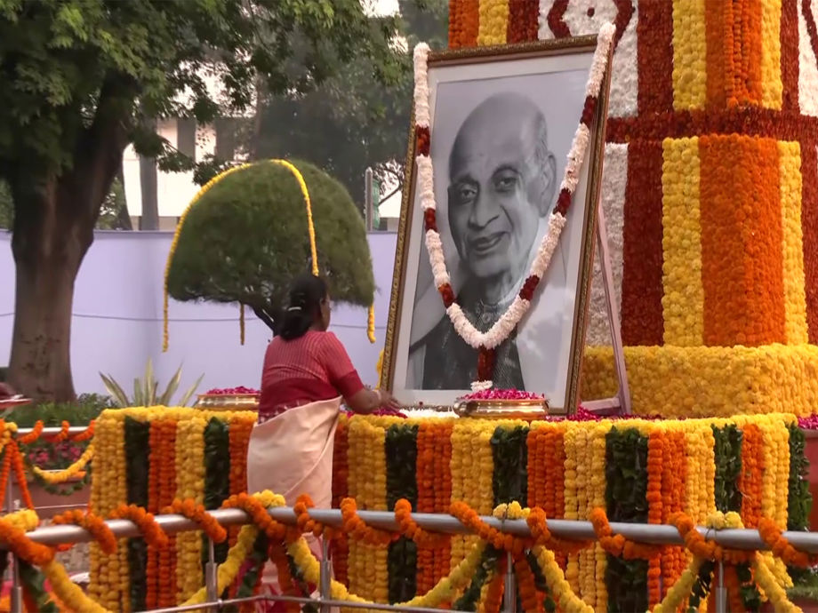 Leaders across nation pay floral tributes to Sardar Vallabhbhai Patel on151st birth anniversary