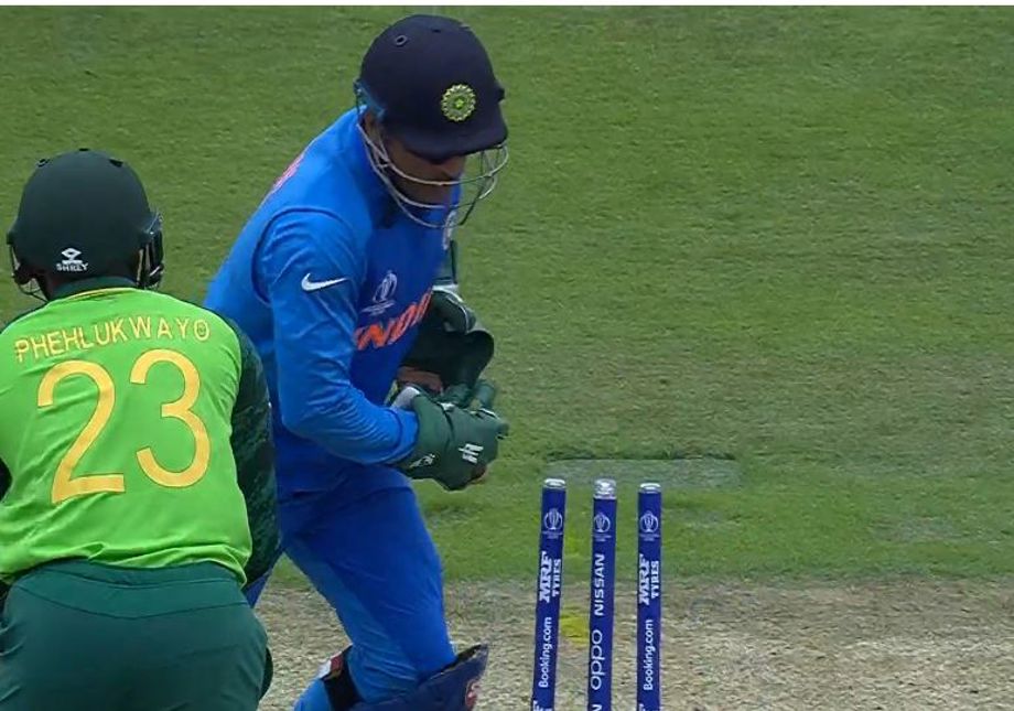 MS Dhoni Balidan Badge Row: Hashtag #DhoniKeSaathDesh and #IndiawithDhoni Trending on Twitter