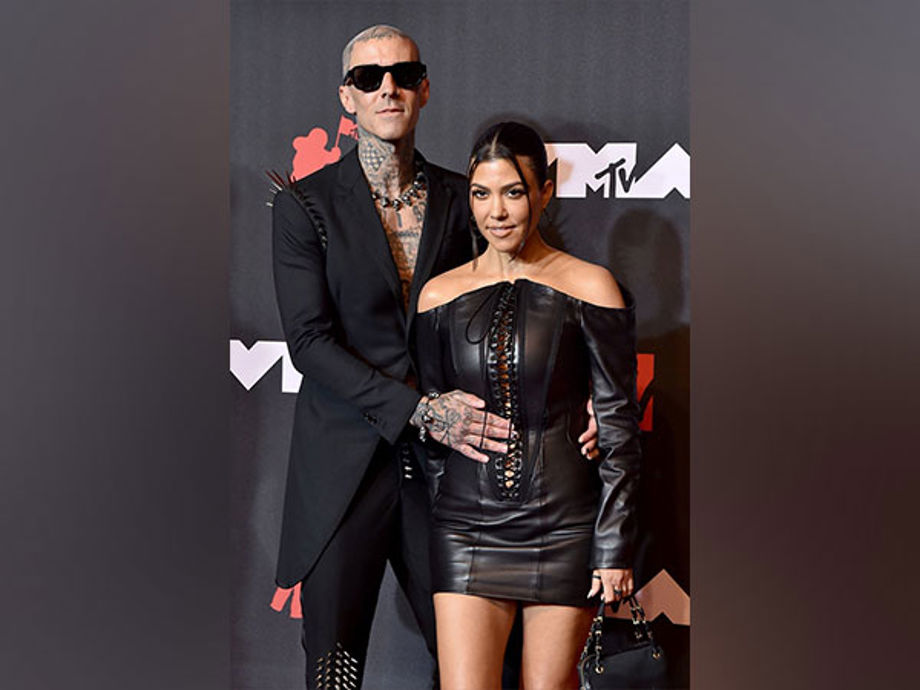Travis Us Open Roses Kourtney Kardashian receives giant bouquet of roses from her husband ...