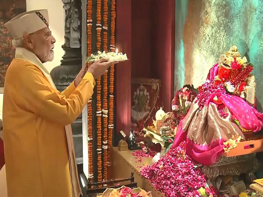 PM Modi Joins Ganesh Chaturthi Celebrations at Piyush Goyal’s Home
