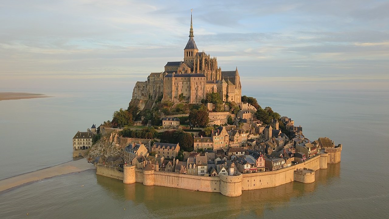 La spectaculaire abbaye du Mont-Saint-Michel en France fête son 1000e anniversaire