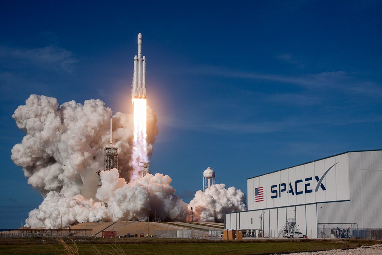 В понедельник SpaceX с нетерпением ждет запуска миссий Starlink и Transporter-8.