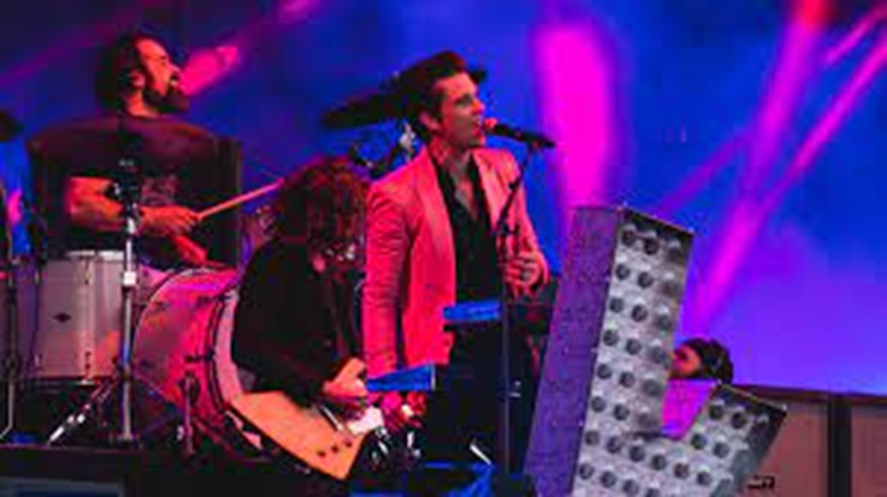 De Amerikaanse band The Killers verontschuldigt zich voor het feit dat ze Russische fans naar het podium in Georgië hebben gebracht;  DC-superheld ‘Blue Beetle’ brengt een Latino-familieteam naar het grote scherm en meer
