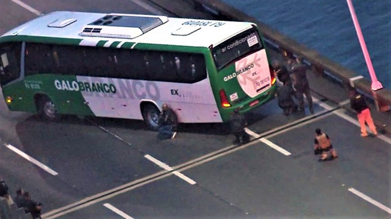 Террористы захватили автобус с детьми. Автобусы Бразилии. Автобус с людьми в Бразилии.