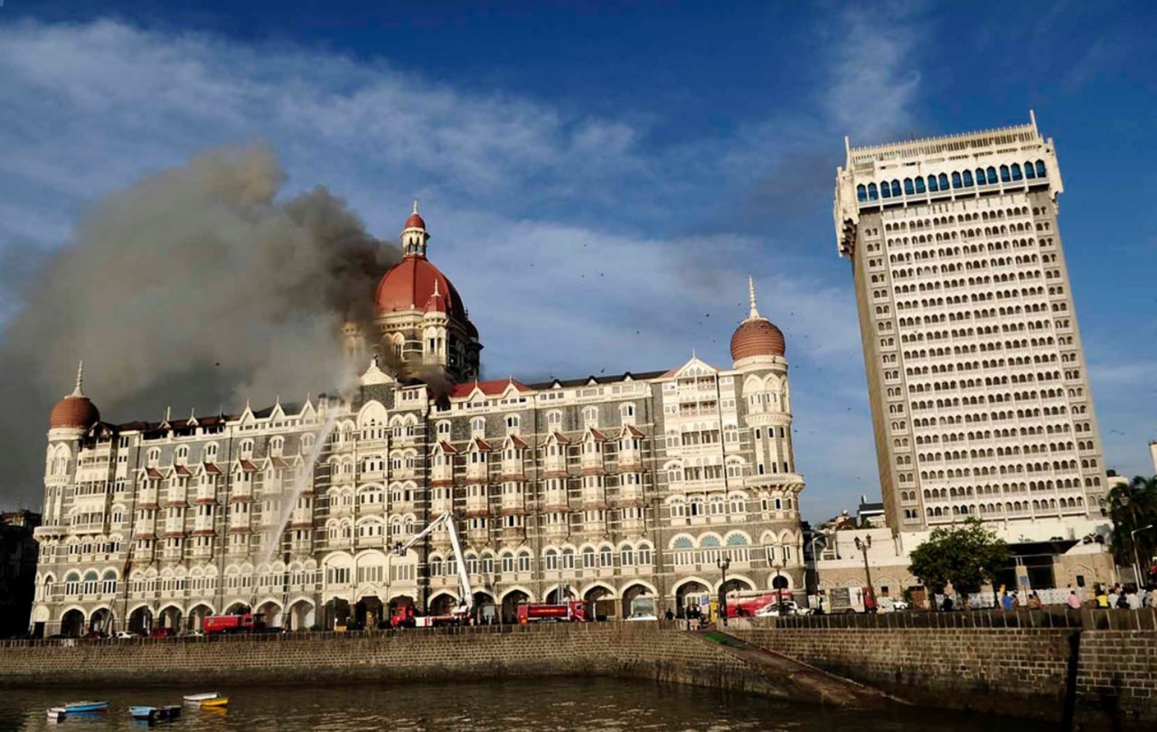 10 ноября 2008. Отель Тадж Махал в Мумбаи теракт. Отель Тадж в Мумбаи. Мумбаи 2008 Тадж Махал теракт.