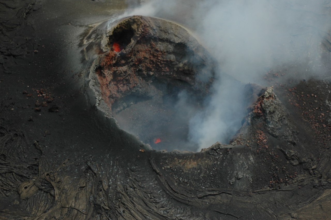 Hawaii's Mauna Loa volcano begins eruption, alert level raised - USGS |  Law-Order