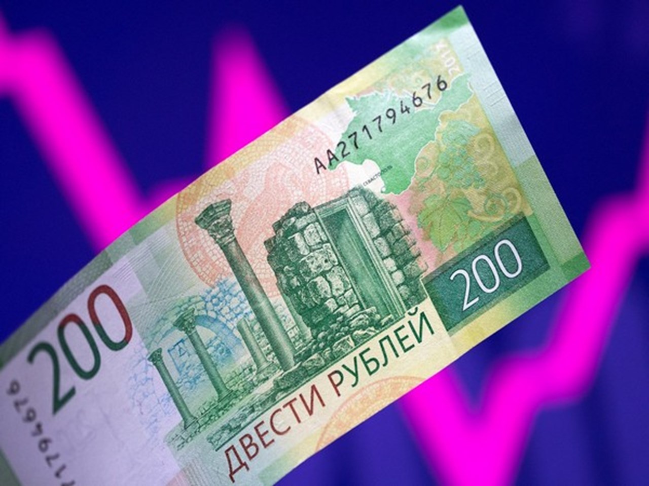 Российский рубль упал ниже $100
