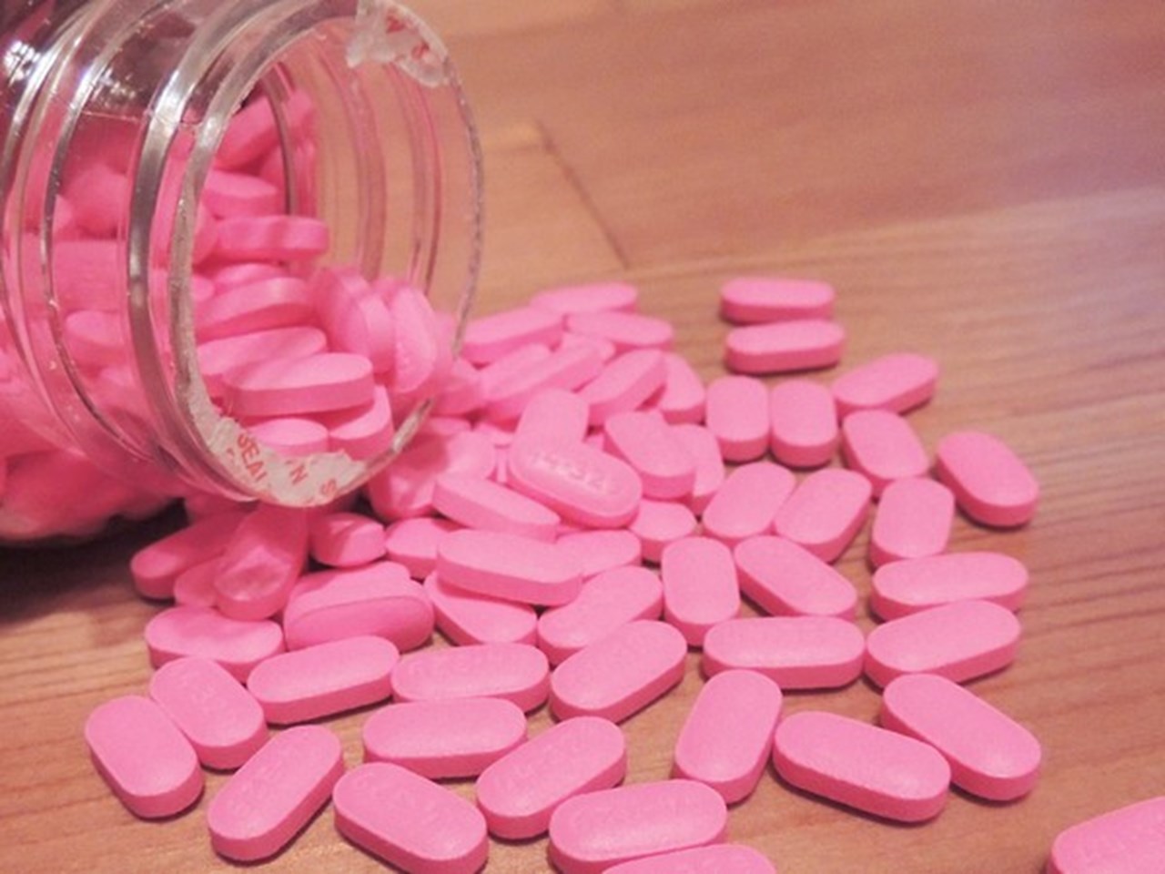 Розовые таблетки название. Розовые таблетки. Таблетки розового цвета. Наркотические розовые таблетки. Ярко розовые таблетки.