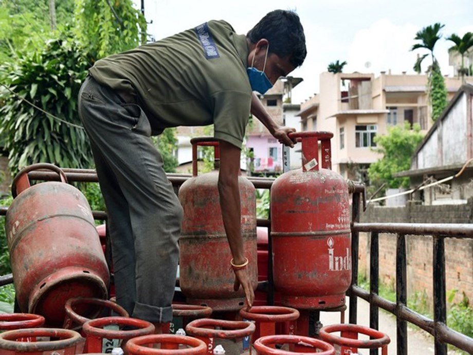 Commercial LPG cylinder prices increased by Rs 105 Commercial LPG cylinder prices increased by Rs 105