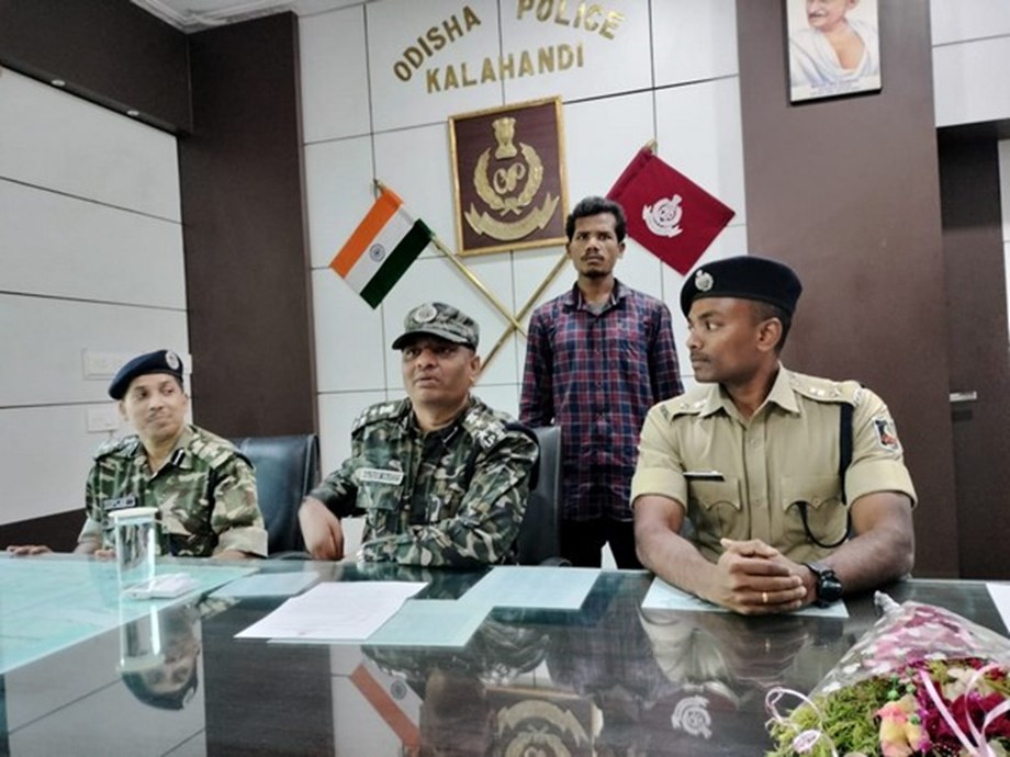 Naxal leader of CPI-Maoist surrenders before Kalahandi police Naxal leader of CPI-Maoist surrenders before Kalahandi police