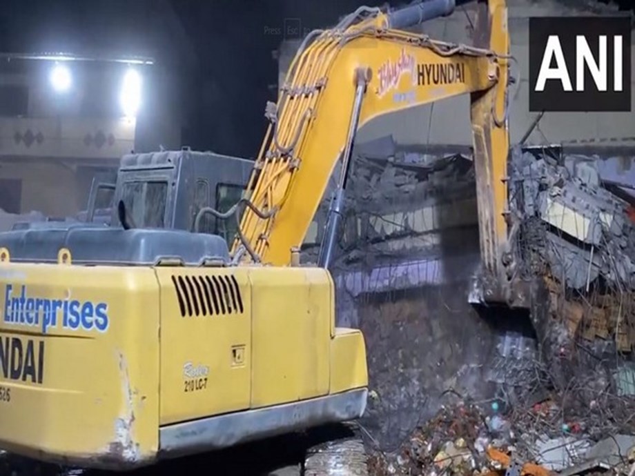 Bhiwandi building collapse: Two labourers feared trapped under debris, rescue operation underway Bhiwandi building collapse: Two labourers feared trapped under debris, rescue operation underway