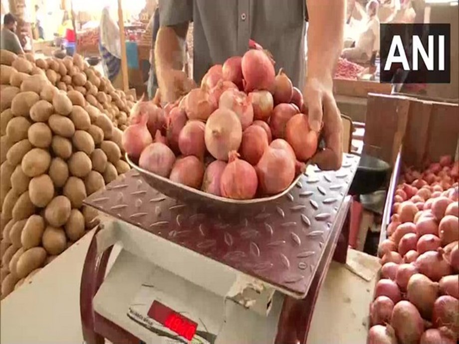 Onion price in Pune comes down slightly, potato remains same Onion price in Pune comes down slightly, potato remains same