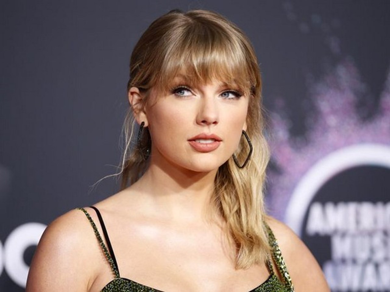 Taylor Swift comparece à estreia do filme, adianta o lançamento e muito mais