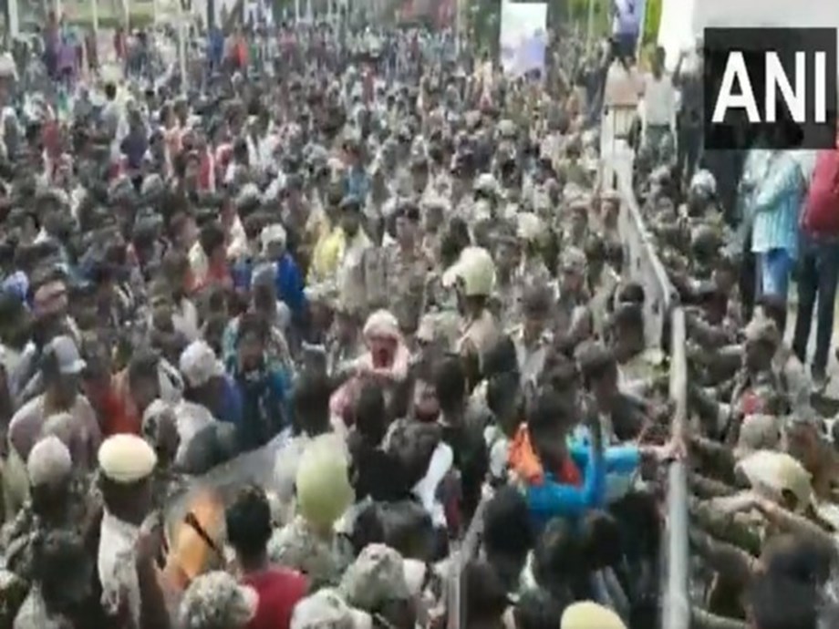 Chhattisgarh: Locals protesting against Rowghat iron ore project clash with police in Narayanpur Chhattisgarh: Locals protesting against Rowghat iron ore project clash with police in Narayanpur