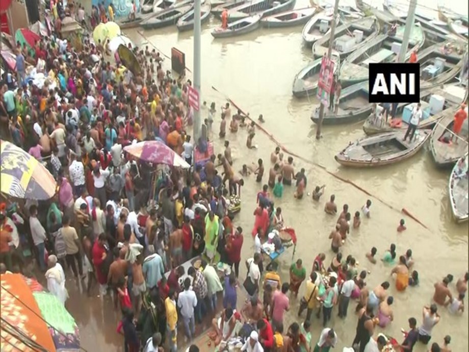 Devotees throng ghats near Kashi Vishwanath Temple despite COVID restrictions Devotees throng ghats near Kashi Vishwanath Temple despite COVID restrictions