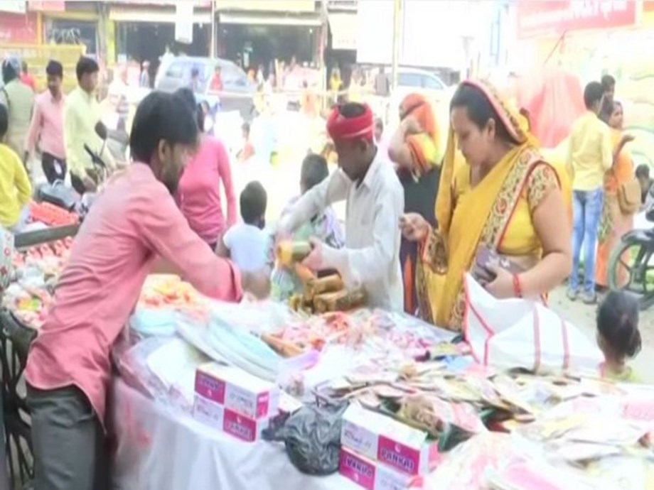 People throng markets in Ayodhya on occasion of Dhanteras People throng markets in Ayodhya on occasion of Dhanteras