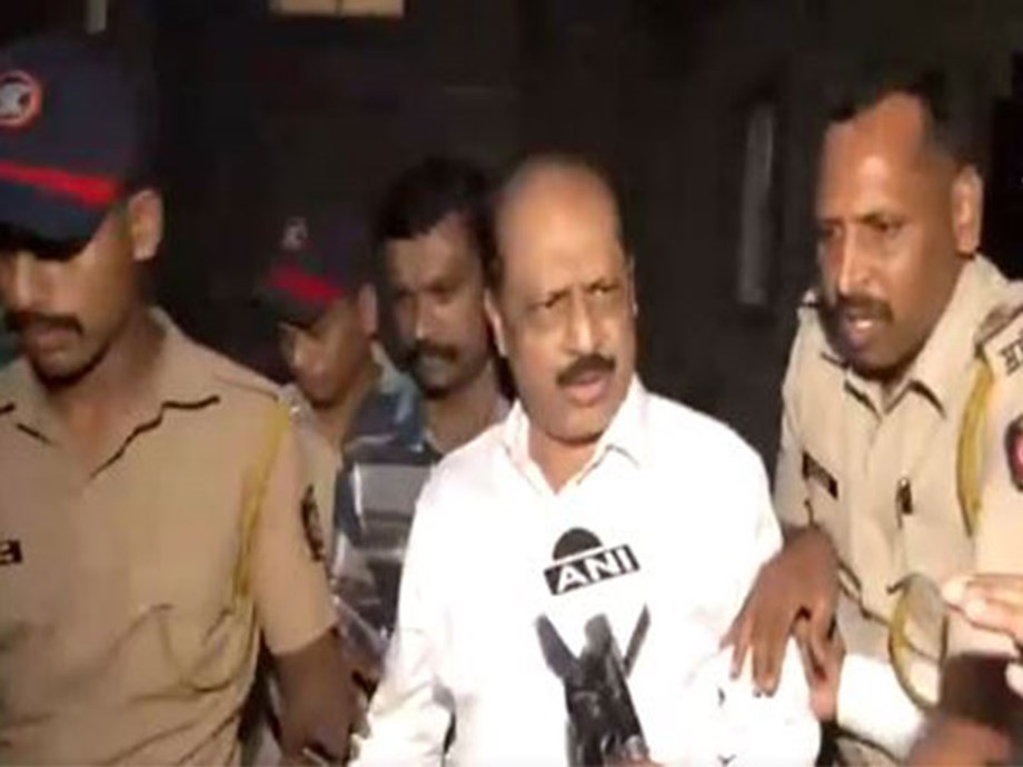 Sachin Waze Submits Evidence Against Anil Deshmukh, Alleges Corruption Scandal Sachin Waze Submits Evidence Against Anil Deshmukh, Alleges Corruption Scandal