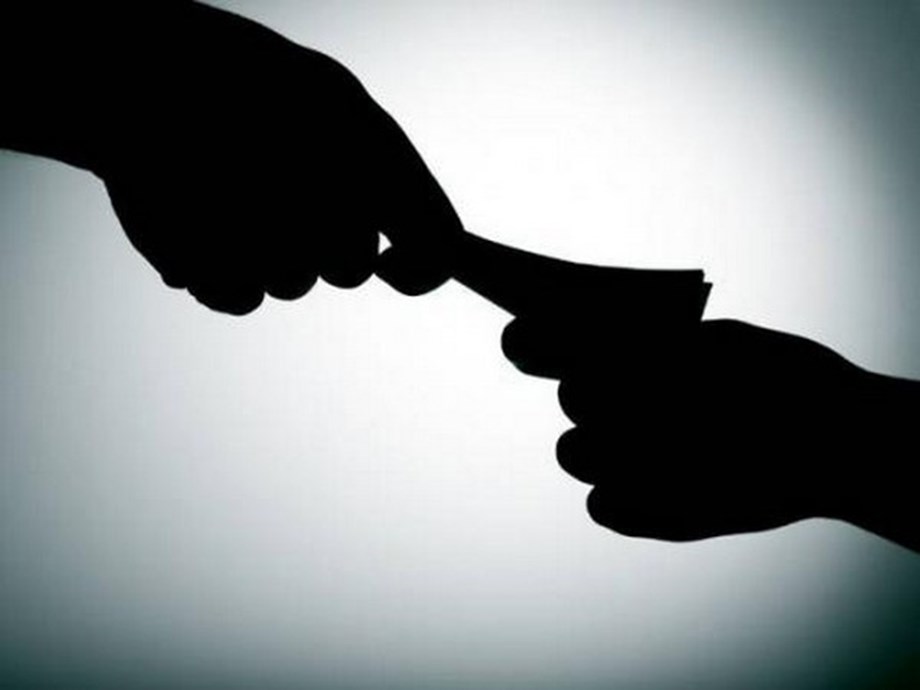 Karnataka cops held in Kerala for accepting bribe from cheating case accused Karnataka cops held in Kerala for accepting bribe from cheating case accused