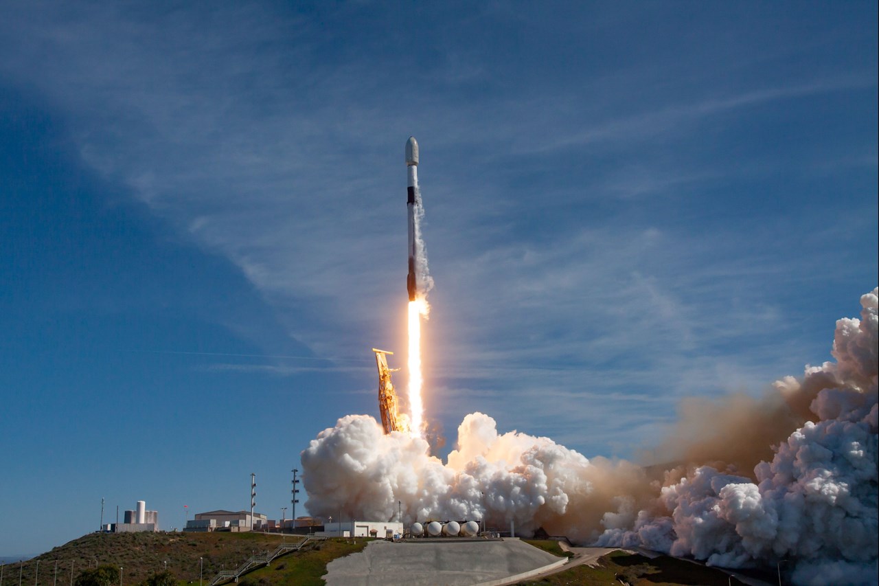 SpaceX lance les premiers satellites Starlink dotés de capacités Direct to Cell