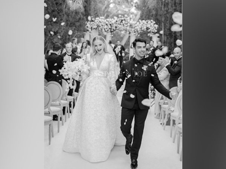 Sophie Turner Joe Jonas Share First Photo From Wedding And It Is Absolutely Breathtaking Entertainment