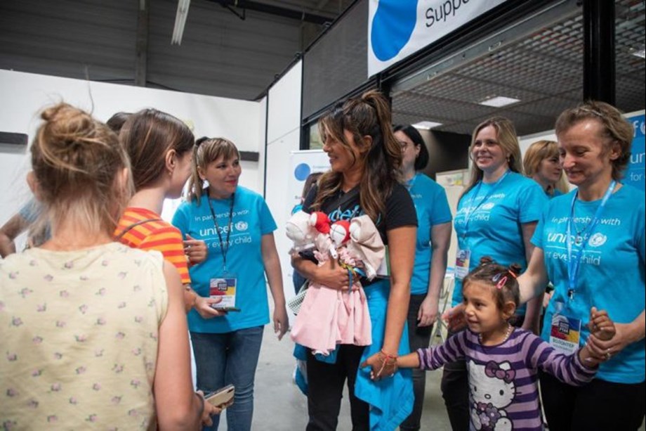 Priyanka Chopra Jonas odwiedza Centrum Blue Dot w Polsce, aby spotkać się z dziećmi-uchodźcami z Ukrainy
