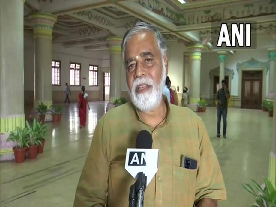 Giving option to teachers insisting on wearing hijab to take up exam duty or not, says Karnataka Minister Giving option to teachers insisting on wearing hijab to take up exam duty or not, says Karnataka Minister