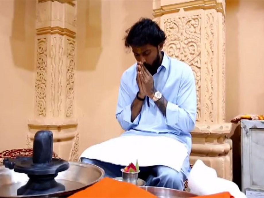 Mumbai Indians skipper Hardik Pandya offers prayer at Somnath Temple Mumbai Indians skipper Hardik Pandya offers prayer at Somnath Temple