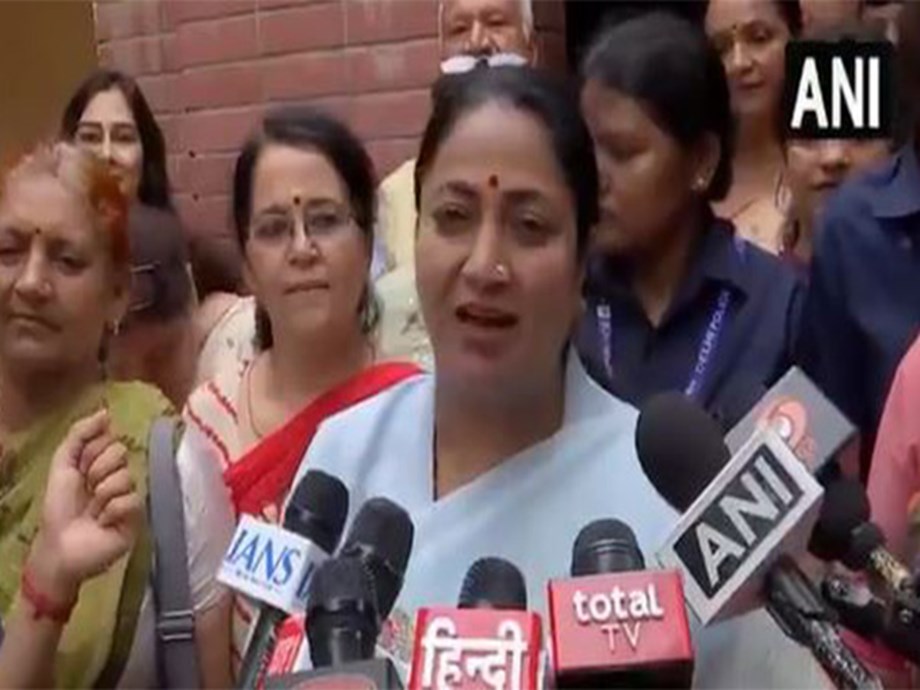 Delhi CM Rekha Gupta Honors Lakshmibai Kelkars Legacy and Launches Van Mahotsav 2025 Delhi CM Rekha Gupta Honors Lakshmibai Kelkars Legacy and Launches Van Mahotsav 2025