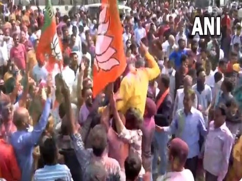 BJP supporters begin celebrations as early trends show party leading in Gandhinagar local body polls BJP supporters begin celebrations as early trends show party leading in Gandhinagar local body polls