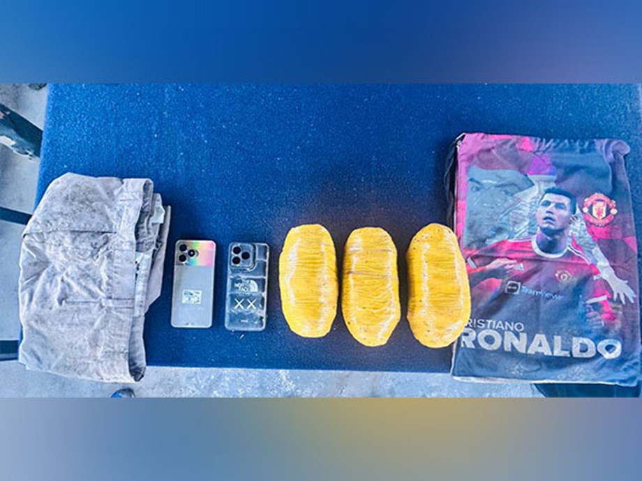 BSF thwarts smuggling attempt in Amritsar, seizes 3 packages of suspected heroin BSF thwarts smuggling attempt in Amritsar, seizes 3 packages of suspected heroin