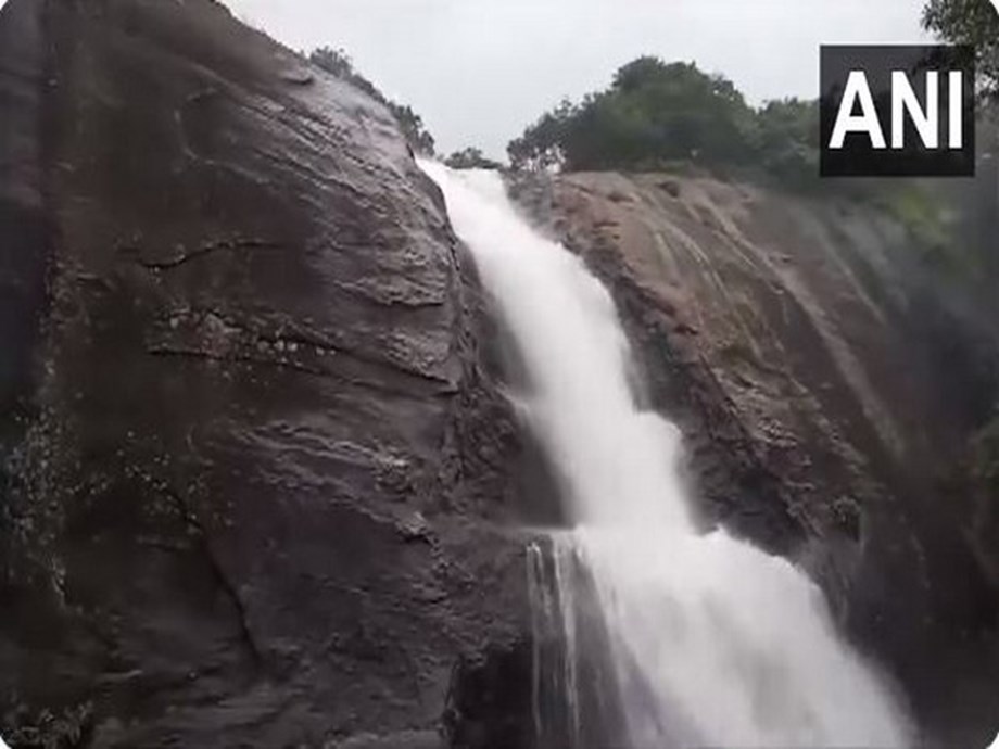 Tamil Nadu: Heavy rainfall in Western Ghats causes flash flood at Old Courtallam Falls in Tenkasi Tamil Nadu: Heavy rainfall in Western Ghats causes flash flood at Old Courtallam Falls in Tenkasi