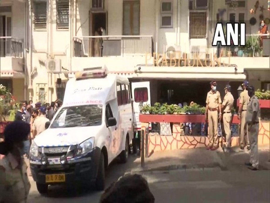 Mumbai: Mortal remains of Lata Mangeshkar brought to her residence Mumbai: Mortal remains of Lata Mangeshkar brought to her residence