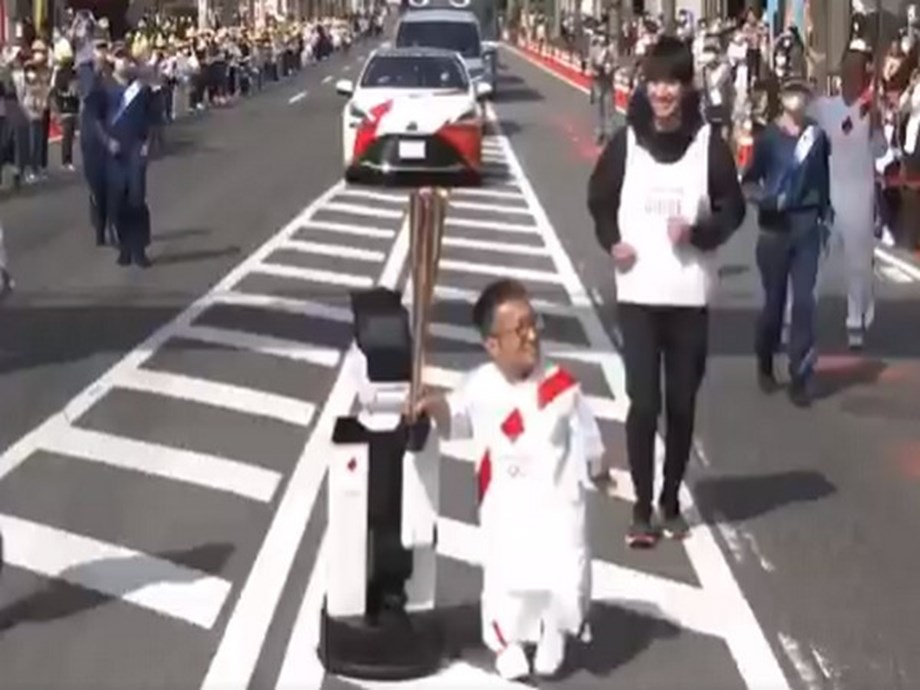 Robot helps carry the Tokyo 2020 Olympic torch Robot helps carry the Tokyo 2020 Olympic torch