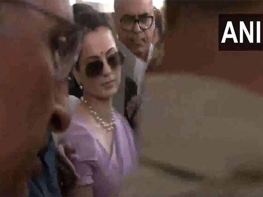 CISF Constable Suspended After Allegedly Slapping MP Kangana Ranaut CISF Constable Suspended After Allegedly Slapping MP Kangana Ranaut