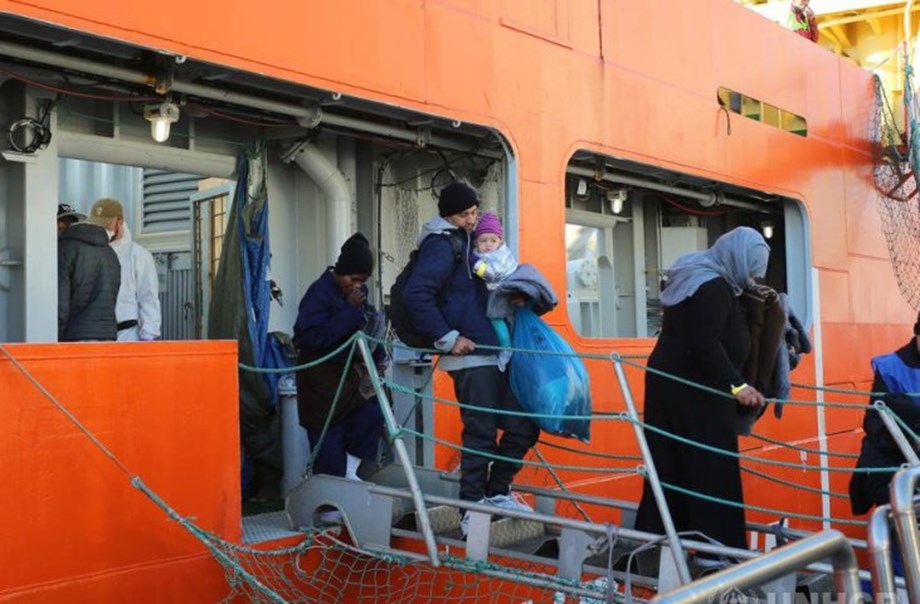 L’Italia salva 420 migranti nelle onde del Mediterraneo