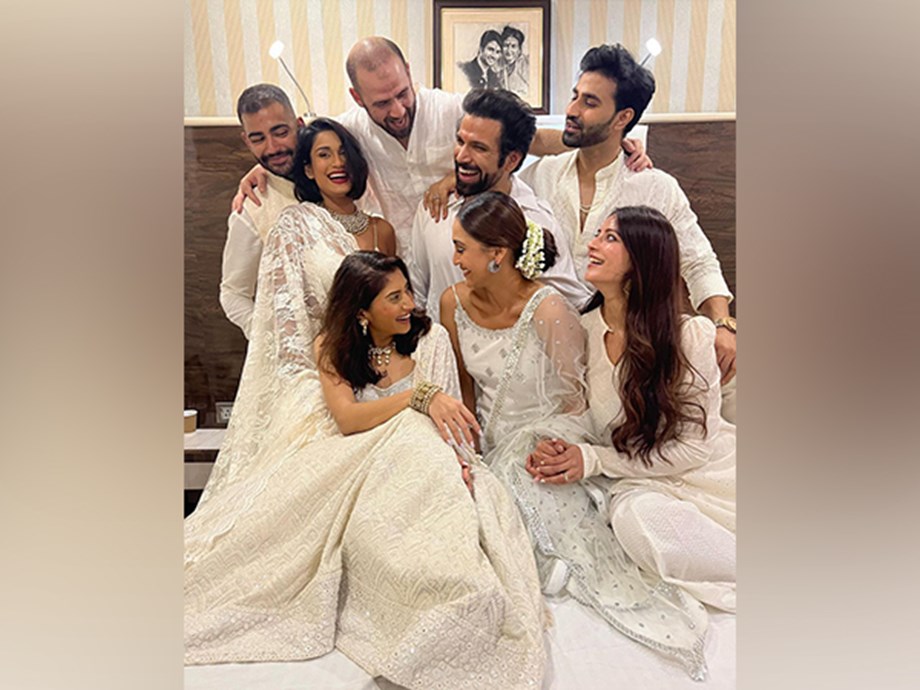 Rithvik Dhanjani, Krystle Dsouza bid adieu to Bappa with their friends in filmy style, watch video Rithvik Dhanjani, Krystle Dsouza bid adieu to Bappa with their friends in filmy style, watch video