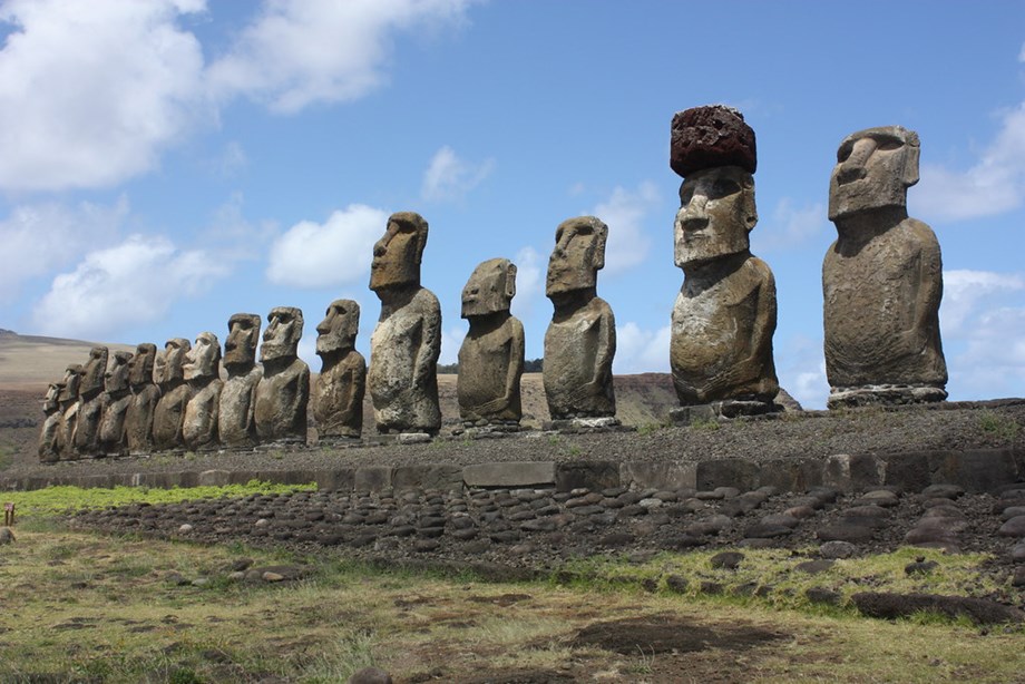 En la Isla de Pascua, las estatuas moai en llamas son un símbolo de las crecientes tensiones