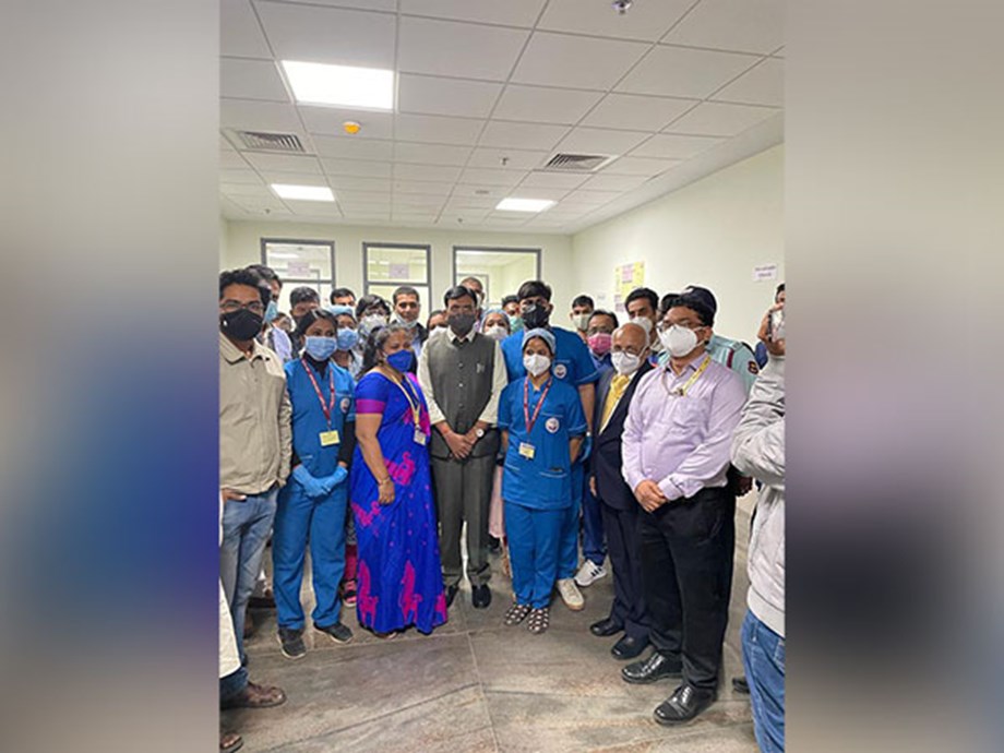 Mansukh Mandviya congratulates healthcare workers at AIIMS Kalyani in WB as India surpasses 150 cr COVID vaccination mark Mansukh Mandviya congratulates healthcare workers at AIIMS Kalyani in WB as India surpasses 150 cr COVID vaccination mark