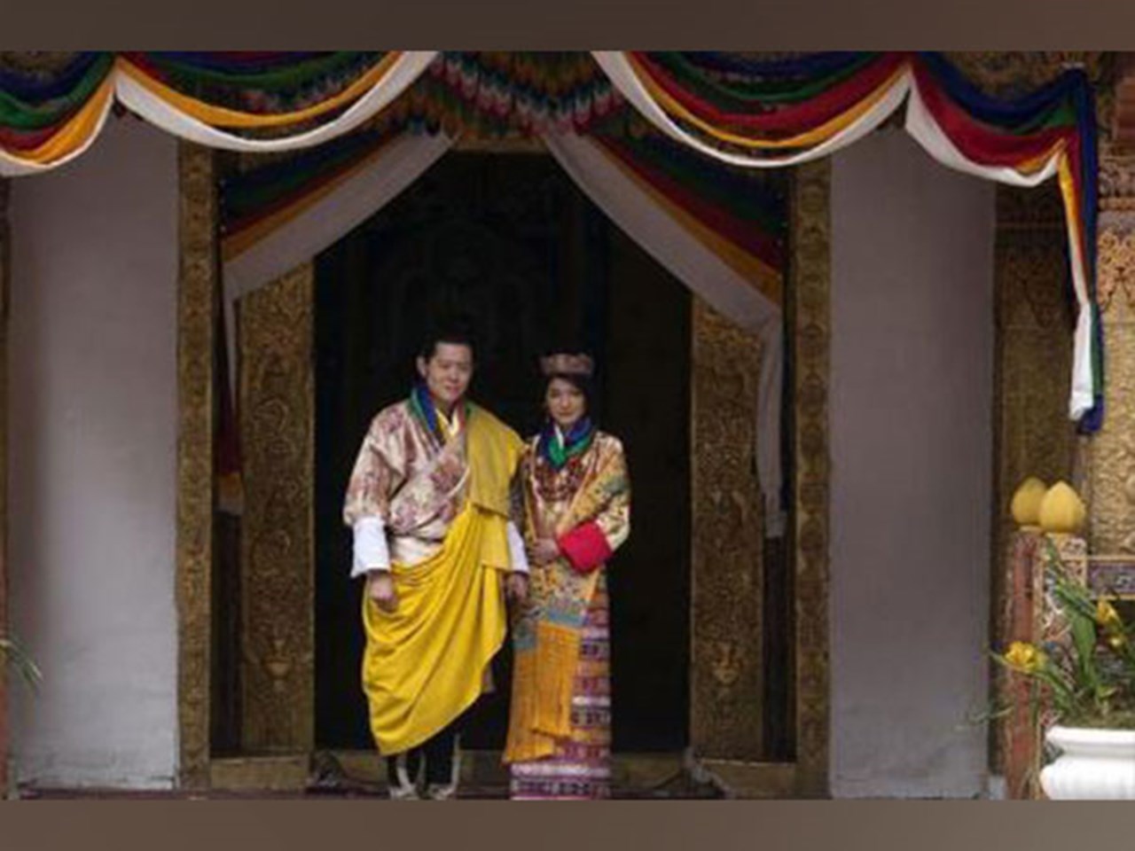 La realeza butanesa visita el Palacio de Buckingham con traje tradicional