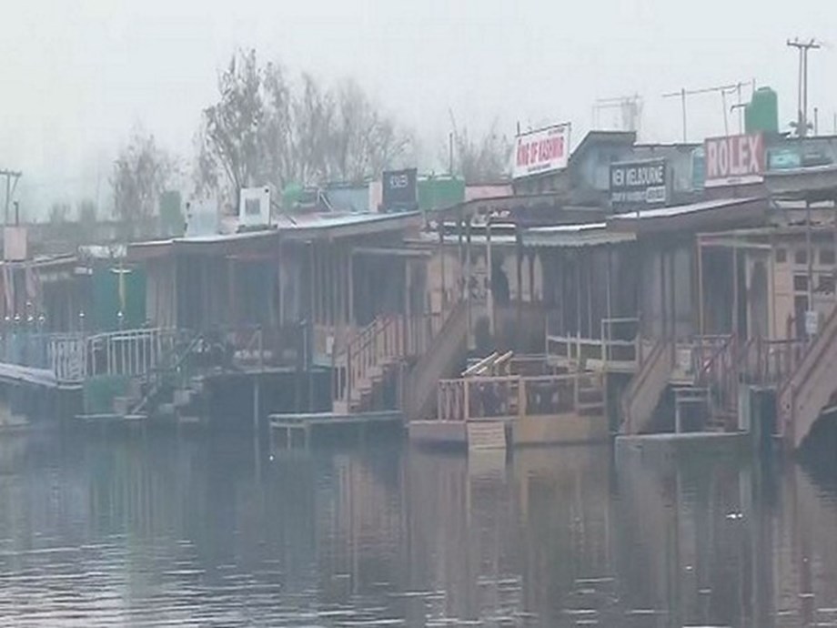 Srinagar freezes as temperature drops down to -4.1 degrees Celsius Srinagar freezes as temperature drops down to -4.1 degrees Celsius
